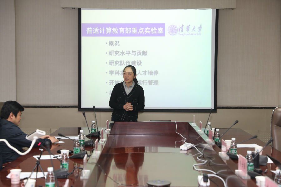 beat365英国官方网站史元春教授汇报实验室情况.JPG